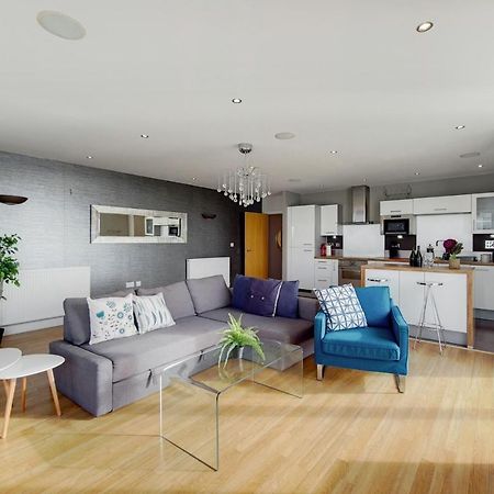 Deluxe Three Bedroom Apartment By London Excel Stays Экстерьер фото