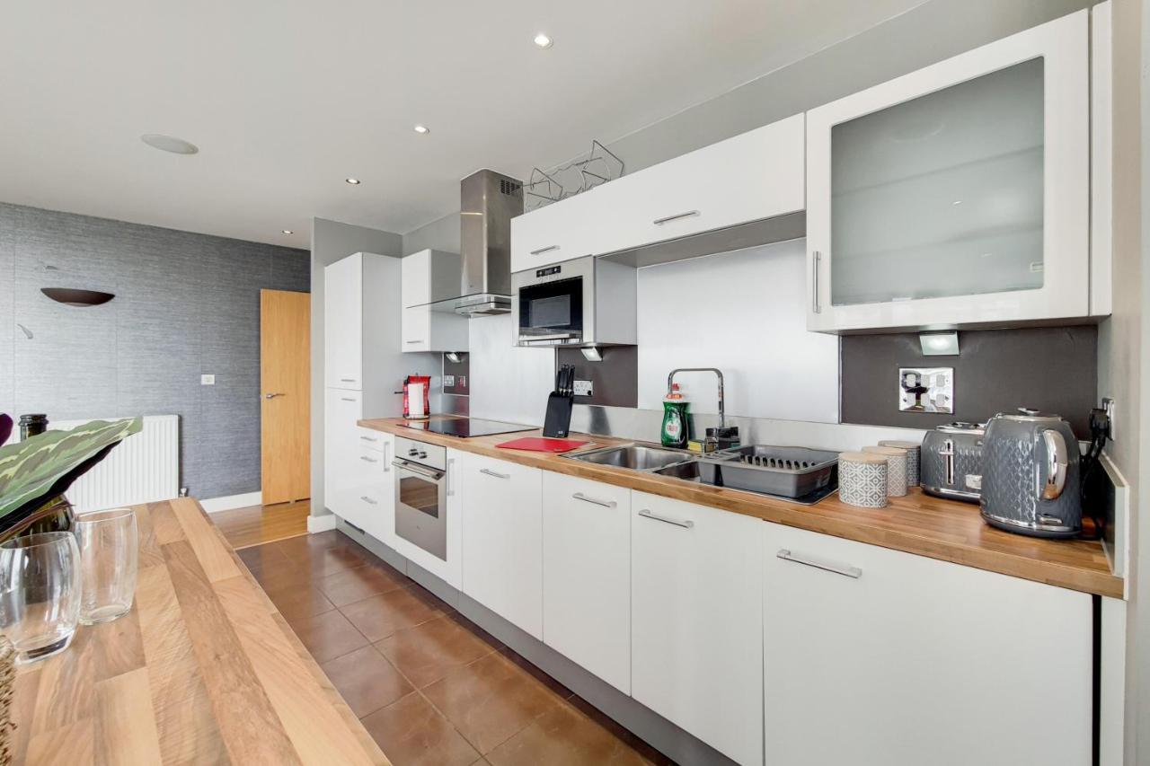 Deluxe Three Bedroom Apartment By London Excel Stays Экстерьер фото