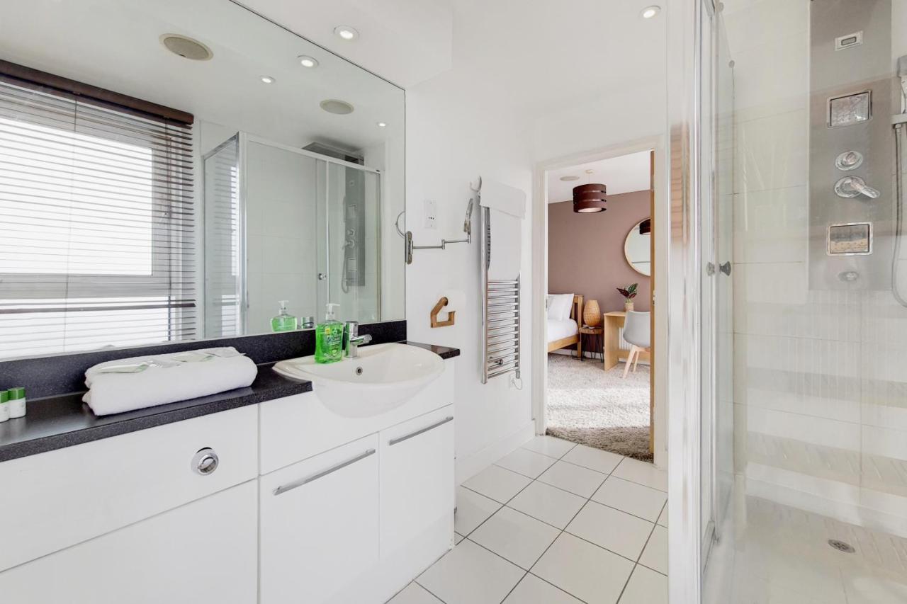 Deluxe Three Bedroom Apartment By London Excel Stays Экстерьер фото