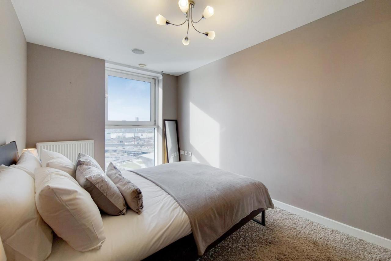 Deluxe Three Bedroom Apartment By London Excel Stays Экстерьер фото