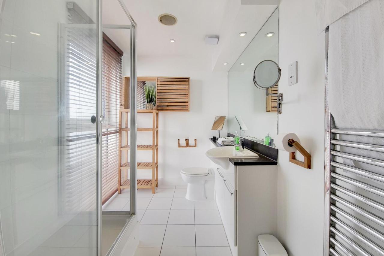 Deluxe Three Bedroom Apartment By London Excel Stays Экстерьер фото